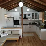 Private Restored Stone House With Terrace And Gardens בית נופש *