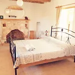 בית נופש Private Restored Stone House With Terrace And Gardens *
