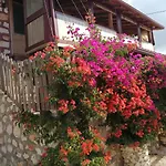 Private Restored Stone House With Terrace And Gardens בית נופש *